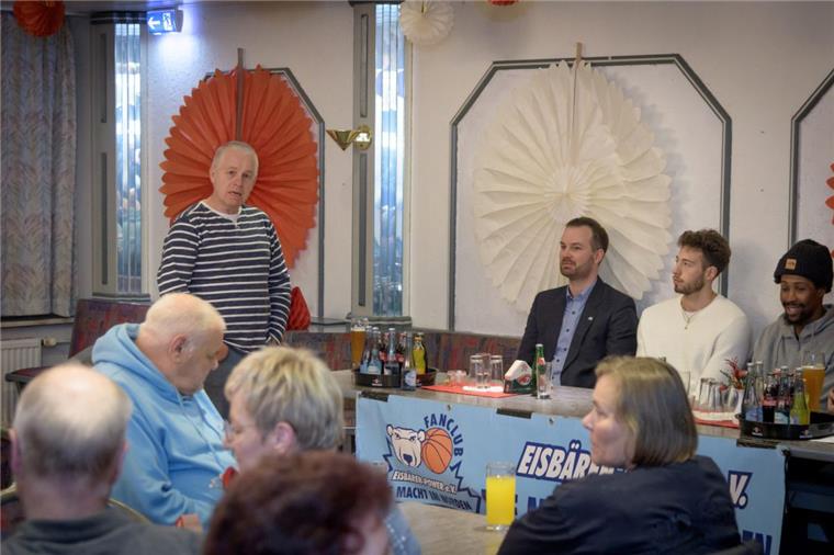Eisbären gewinnen Kredit bei ihren Fans zurück Der Fanclub-Vorsitzende Heiko Goltermann (links) begrüßte Geschäftsführer Nils Ruttmann und die Profis Sid-Marlon Theis und Rohndell Goodwin beim Fantalk im Sparta-Vereinsheim.