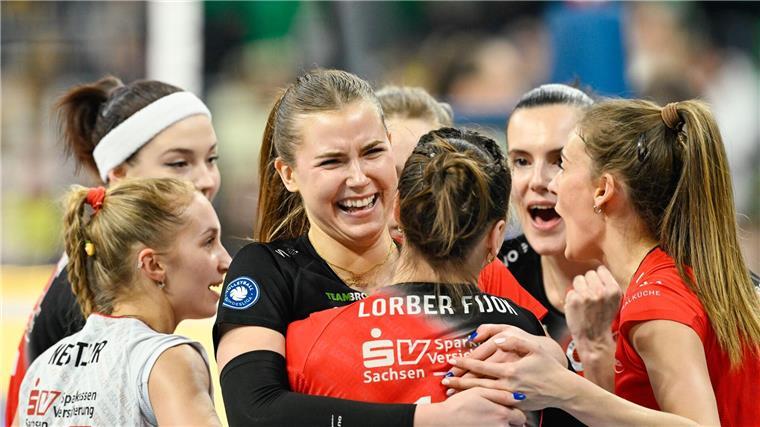 Dresdens Volleyballerinnen holen sich Pokal gegen Münster Der Favorit aus Dresden setzte sich am Ende souverän durch.