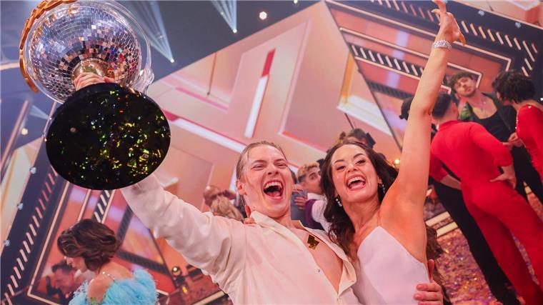 „Du hast es gekillt!“: Gabriel Kelly gewinnt „Let’s Dance“ Der Favorit Gabriel Kelly, Sänger, freut sich mit Tanzpartnerin Malika Dzumaev über den Sieg und den Titel „Dancing Star 2024“.
