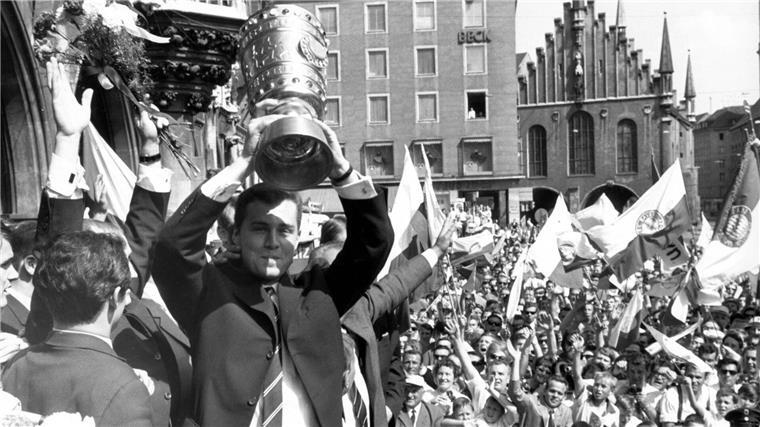 Vor 60 Jahren: Die besten Aufsteiger aller Zeiten Der FC Bayern München feiert den Gewinn des DFB-Pokals auf dem Marienplatz: Franz Beckenbauer mit dem Pokal.