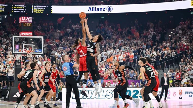 Der FC Bayern München (rot) und Ratiopharm Ulm begegneten sich im dritten Finalspiel lange auf Augenhöhe.