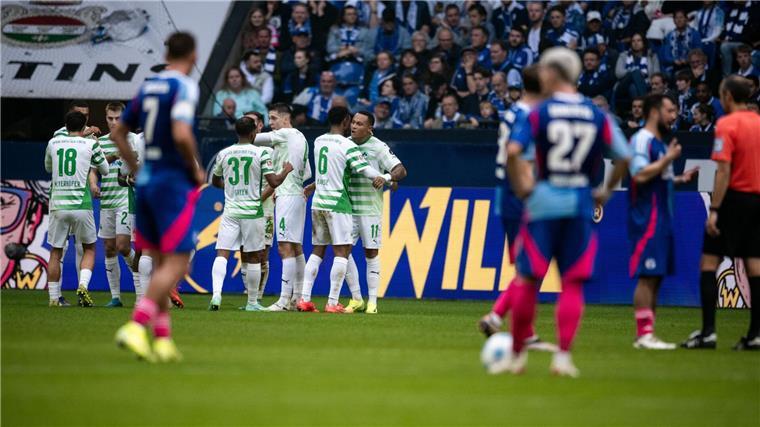Der FC Schalke 04 musste gegen die SpVgg Greuther Fürth die nächste Niederlage hinnehmen.