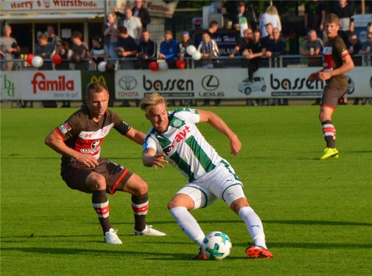 In Rotenburg: FC St. Pauli schlägt Groningen mit 3:0 Der FC St. Pauli - hier mit Bernd Nehrig (links) - feierte am Freitagabend beim Testspiel in Rotenburg (Wümme) einen 3:0-Erfolg über den niederländischen Ehrendivisionär FC Groningen.