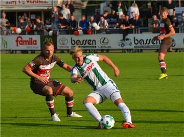 Der FC St. Pauli - hier mit Bernd Nehrig (links) - feierte am Freitagabend beim Testspiel in Rotenburg (Wümme) einen 3:0-Erfolg über den niederländischen Ehrendivisionär FC Groningen.