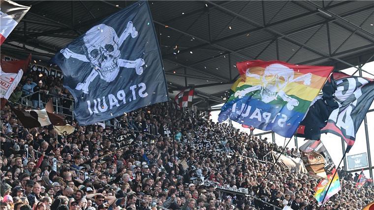 Flaschenwürfe und Verletzte: Platzverweis für über 520 Fans Der FC St. Pauli spielt am Wochenende in Frankfurt.
