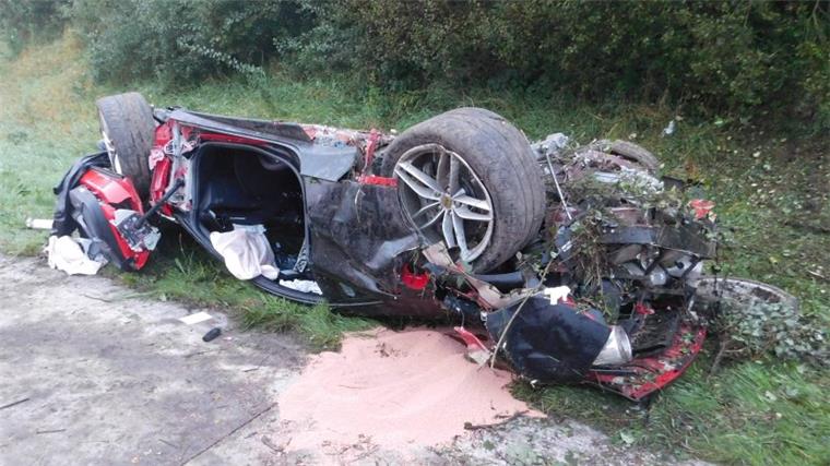 Flucht vor der Polizei: 670-PS-Ferrari überschlägt sich mehrfach auf Autobahn Der Ferrari wurde bei dem Unfall auf der A7 komplett zerstört.