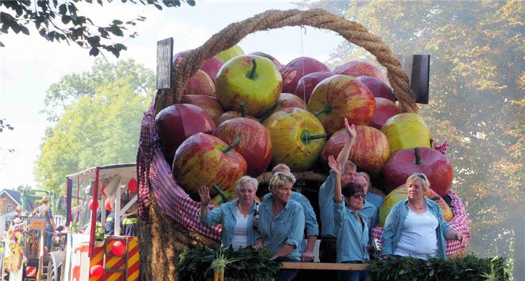 Der Festumzug war mit vielen bunten Wagen bestückt, hier die
 "Drachen-Äpfel".