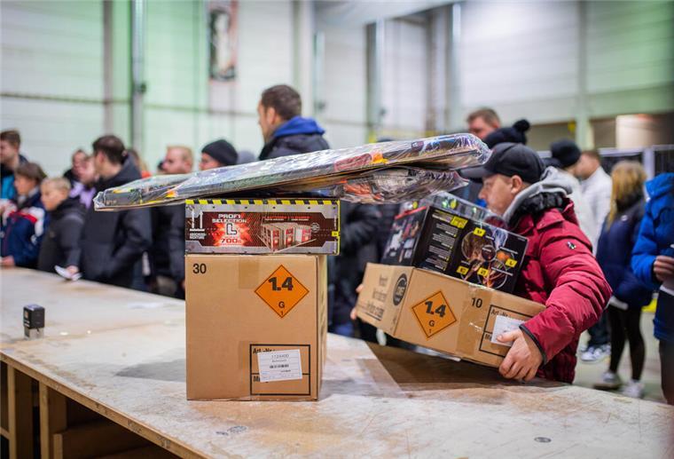 Mega-Andrang beim Feuerwerk-Werksverkauf von Comet: „Wir sind fast ausverkauft“ Der Feuerwerksverkauf beim Bremerhavener Hersteller Comet läuft überragend. Mit so einem Andrang hätte wohl niemand gerechnet.