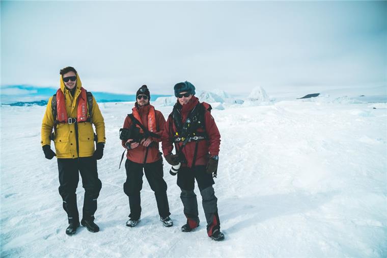 Bremerhavener Film "Projekt: Antarktis" feiert Erfolge Der Film „Projekt: Antarktis“ wird nun auch in Österreich zu sehen sein. Die drei Bremerhavener (von links): Tim David Müller-Zitzke, Dennis Vogt und Michael Ginzburg reisen mit.