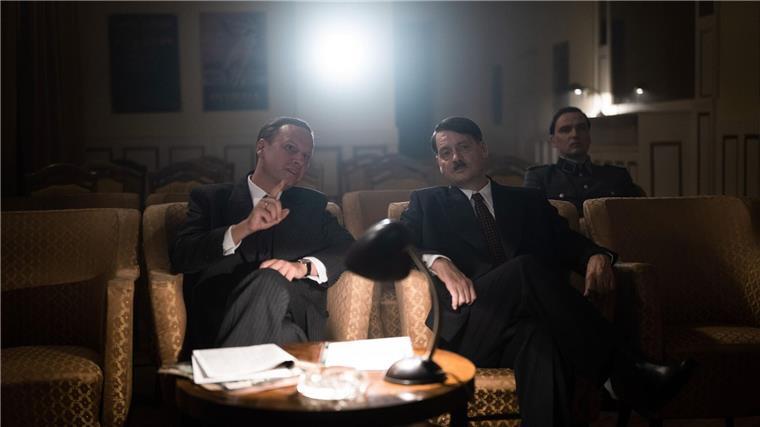 Preiswürdig: Robert Stadlober in „Führer und Verführer“ Der Film umfasst die Jahre 1938 bis 1945, von der Annexion Österreichs bis zum Ende des Zweiten Weltkriegs.