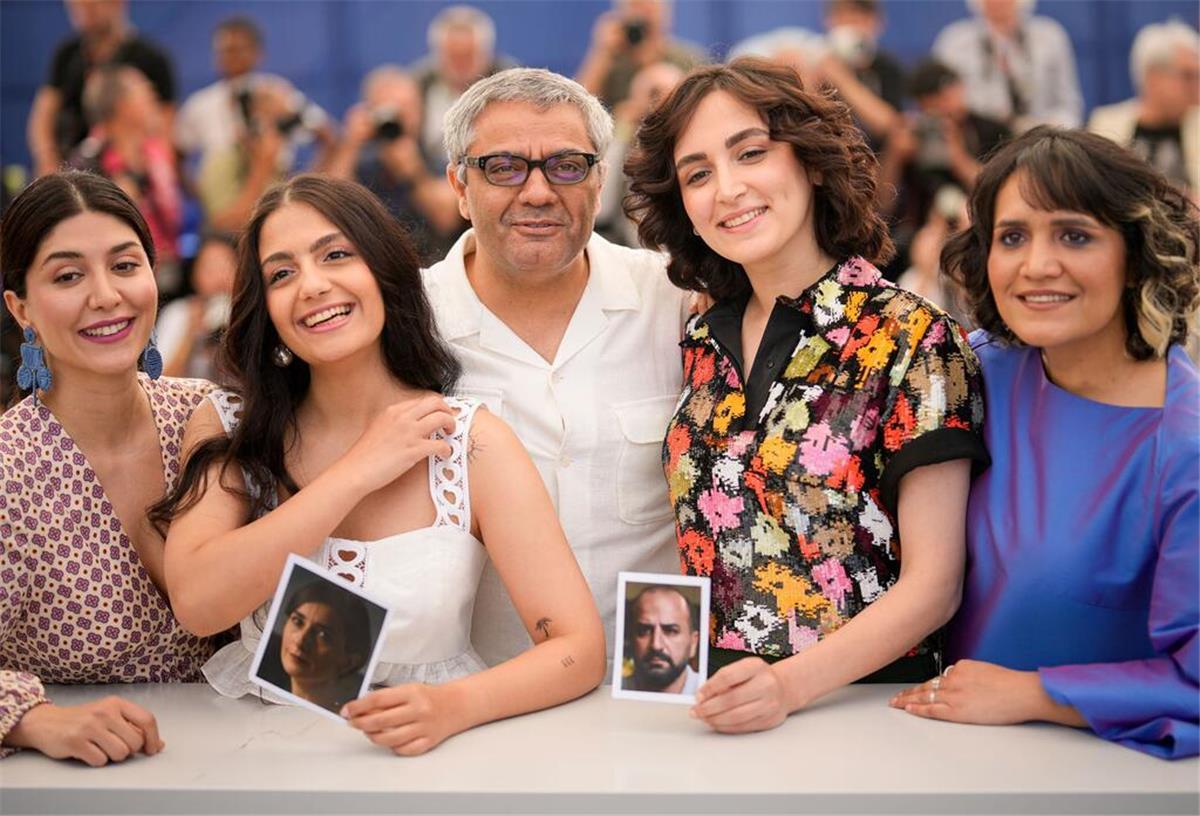 Iraner Mohammad Rasoulof soll Oscar für Deutschland holen Der Film wurde heimlich im Iran gedreht. Niousha Akhshi (l-r), Setareh Maleki, Mohammad Rasoulof, Mahsa Rostami und Amineh Arani halten Fotos der Schauspieler Soheila Golestani (l), und Missagh Sareh während des Fototermins für den Film hoch. (Archivbild)