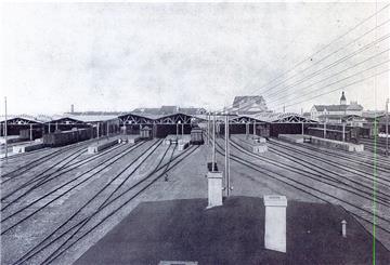 Der Fischbahnhof mit seinen Laderampen. An jedem Gleis war der Bestimmungsort angeben wie Frankfurt oder München. Das Foto stammt aus dem Jahr 1925. 
