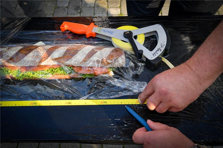 Bremerhaven: Kein Weltrekord fürs längste Lachsbrötchen Der Fischereihafen-Business-Club dachte, das längste Lachsbrot der Welt verkauft zu haben. Der Eintrag ins Guinness-Buch der Rekorde klappt aber nicht.