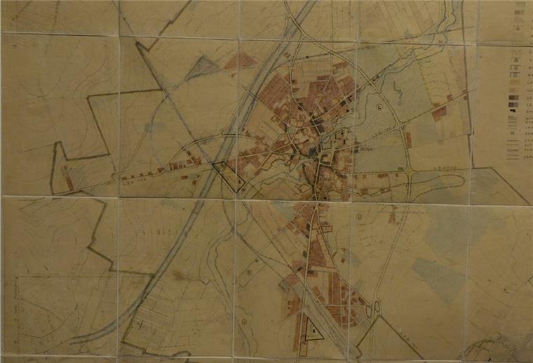Der Flächennutzungsplan für die Stadt Zeven aus dem Jahr 1952 zeigt den Verlauf der Kanal-Trasse und die Ostumgehung der Stadt - beides nie realisiert.