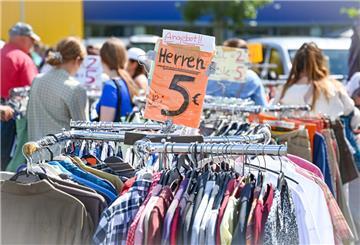 Ein Kleiderständer steht auf einem Flohmarkt. Der Flohmaxx in Bremerhaven startet wieder.