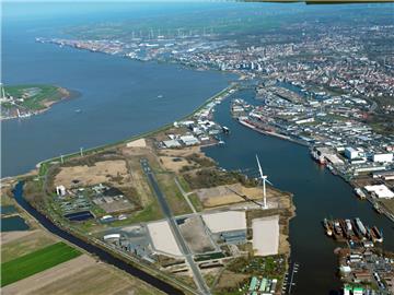 Es bleibt dabei: Der Flughafen ist längst Geschichte, aber den Offshore-Hafen gibt es immer noch nicht. Und jetzt musste mit Senvion einer der letzten potenziellen Nutzer Insolvenz anmelden. Dennoch: der Senat hält an dem Spezialhafen fest.