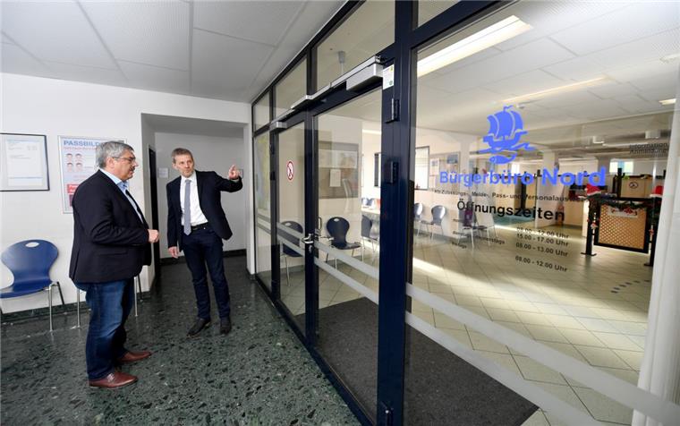 Bremerhaven: Bürgerbüros kommen in die Stadtteile Der Flur soll zum Wartebereich des Bürgerbüros Nord werden. Stellvertretender Amtsleiter Thomas Herbrig (rechts) erklärt Oberbürgermeister Melf Grantz (SPD) die geplanten Umbaumaßnahmen.