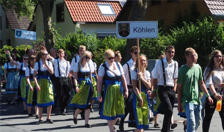 Landjugend lässt es am Sievener See richtig krachen Der folgende Festumzug durch Sievern mit allen Landjugendlichen, begleitet vom Surheider Spielmannszug, bildete den Abschluss der drei fröhlichen Tage. Foto Stehn