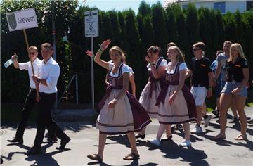 Der folgende Festumzug durch Sievern mit allen Landjugendlichen, begleitet vom S...