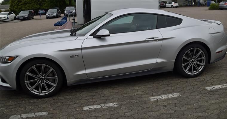 Illegales Autorennen in Bremerhaven: Polizei schnappt Mustang-Fahrer Der Ford Mustang wurde von der Polizei Bremerhaven sichergestellt und entstempelt.