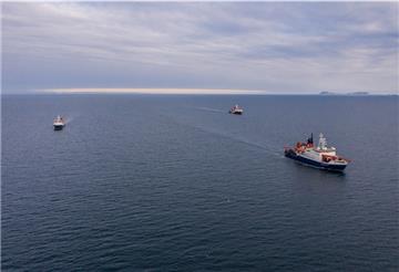 Der Forschungseisbrecher „Polarstern“ ist mit den Forschungsschiffen „Maria S. Merian“ und „Sonne“ zusammengetroffen. Jetzt kann Personal gewechselt werden.