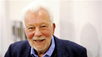 Der Fotograf Robert Lebeck lacht während eines Events.