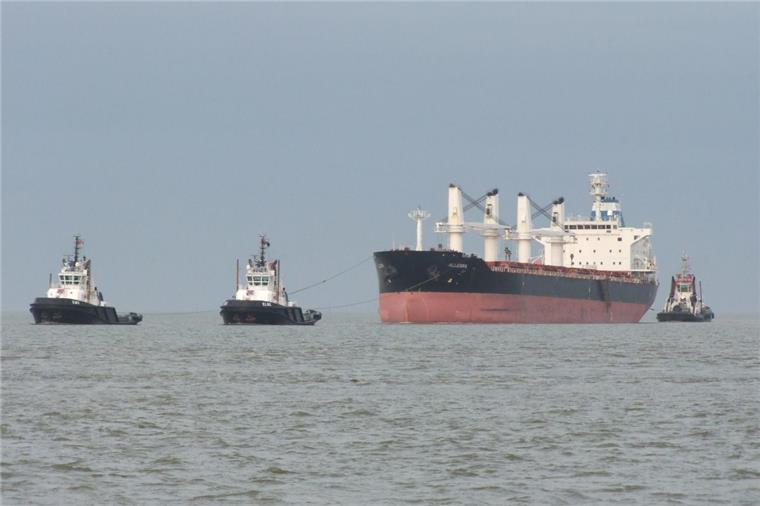 Der Frachter "Allegra" wurde antriebslos nach Bremerhaven geschleppt. 