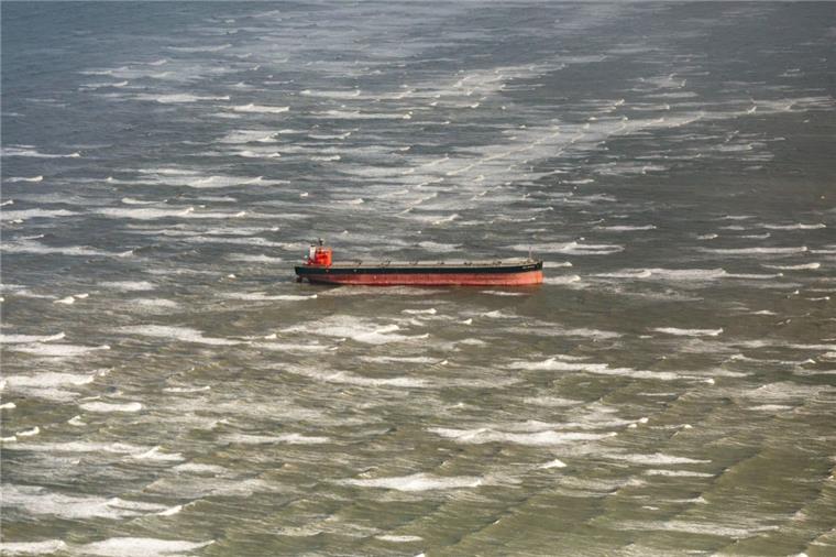 Bergung des Frachters vor Langeoog kommt voran Der Frachter "Glory Amsterdam" ist vor Langeoog auf Grund gelaufen. Das Havariekommando will das Schiff am Abend bergen.