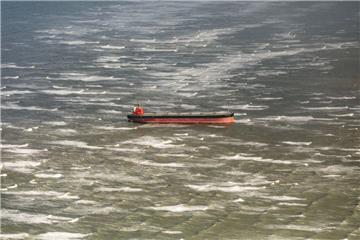 Der Frachter "Glory Amsterdam" ist vor Langeoog auf Grund gelaufen. Das Havariekommando will das Schiff am Abend bergen. 