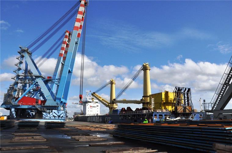 Der Frachter "Jumbo Jubilee" soll am Wochenende bei Steelwind in Blexen beladen werden.