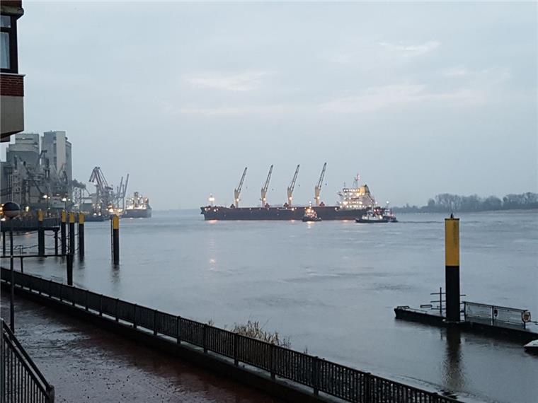 Schiffsverkehr blockiert: 200-Meter-Frachter liegt bei Brake in der Weser fest Der Frachter "Nautical Runa" sitzt vor Brake in der Weser fest.