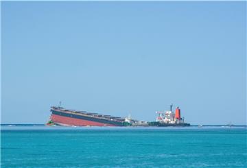 Der Frachter „Wakashio“, der bereits am 25. Juli 2020 auf Grund lief, und vor der Ostküste von Mauritius im Indischen Ozean liegt, soll nun in zwei Teile zerbrochen sein. 