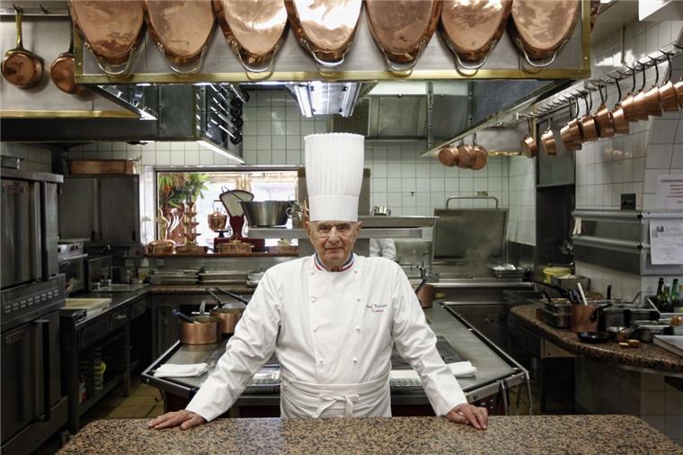 Der weltberühmte Koch Paul Bocuse ist tot Der französische Spitzenkoch Paul Bocuse im März 2011 in der Küche seines Sternerestaurants "L_Auberge du Pont de Collonges".