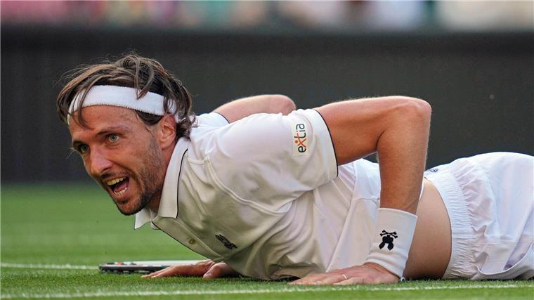 Französischer Tennisprofi kollabiert auf dem Spielfeld Der Franzose Arthur Rinderknech liegt am Boden.