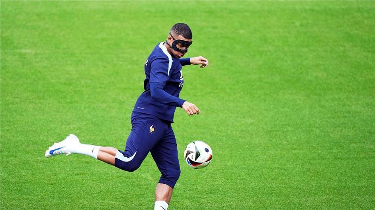 Maskenmann Mbappé leidet: „Es ist furchtbar“ Der Franzose Kylian Mbappé hadert mit seiner Maske.