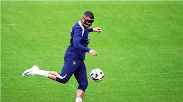 Der Franzose Kylian Mbappé hadert mit seiner Maske.