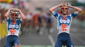Der Franzose Romain Bardet (r) setzte sich vor seinem niederländischen Teamkollegen Frank van den Broek durch.