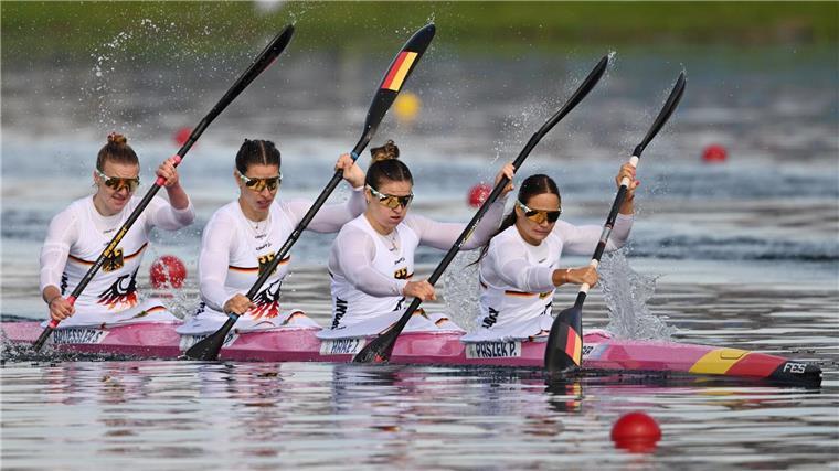 Der Frauen-Vierer zieht direkt als Vorlauf-Schnellster ins Finale ein.