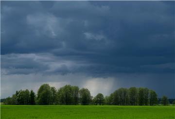 Regenwolken über einem Feld in Nordsachsen. 