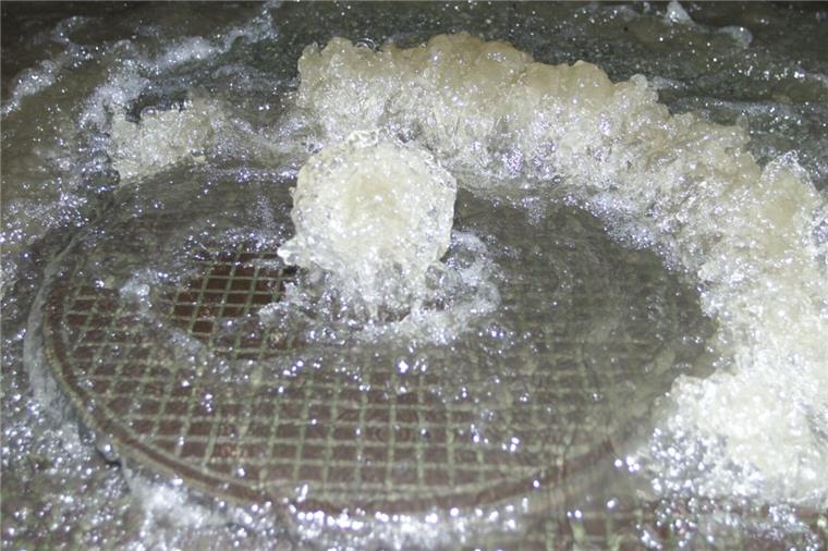 Nach Frost in Bremerhaven: Beschädigte Wasserrohre richten Schäden an Der Frost hat dafür gesorgt, dass Wasserleitungen in Bremerhaven geplatzt sind - das Tauwetter sorgt dafür, dass sie jetzt auslaufen und Keller und Garagen unter Wasser setzen. (Symbolfoto)