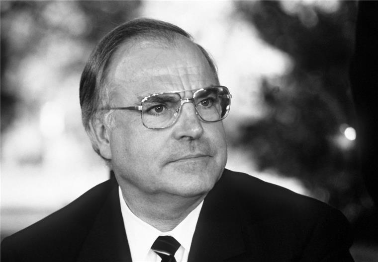 Altkanzler Helmut Kohl ist tot Der frühere Bundeskanzler Helmut Kohl ist am Freitagmorgen im Alter von 87 Jahren gestorben.