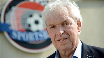 Der frühere Bundesligaspieler und Trainer Klaus Toppmöller freut sich über seinen Sohn Dino und tauscht sich oft mit ihm aus. 
