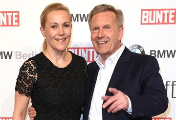 Der frühere Bundespräsident Christian Wulff (CDU) ist wieder mit seiner Ehefrau Bettina zusammen.