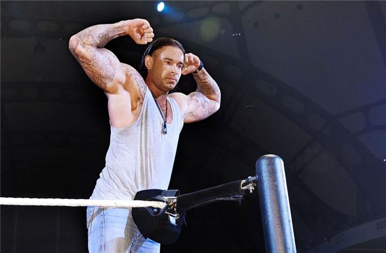 Der frühere Fußball-Nationaltorwart Tim Wiese ist mittlerweile ein Wrestler. Bald könnte er aber wieder im Kasten stehen - in der Kreisliga.