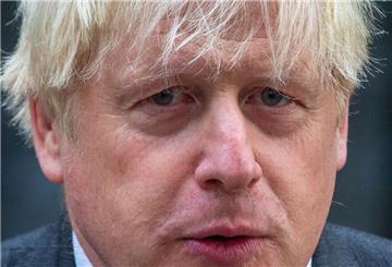 Boris Johnson blickt in die Kamera.