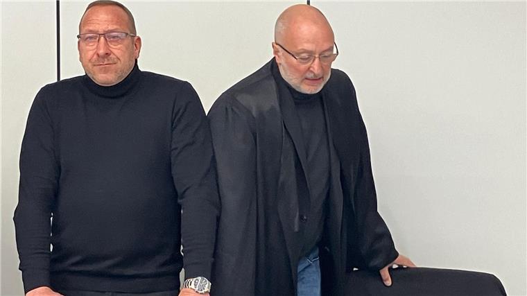 Missbrauch verjährt? - Gericht schlägt Güterichter vor Der frühere Messdiener Jens Windel (links) wird von Rechtsanwalt Christian Roßmüller unterstützt.