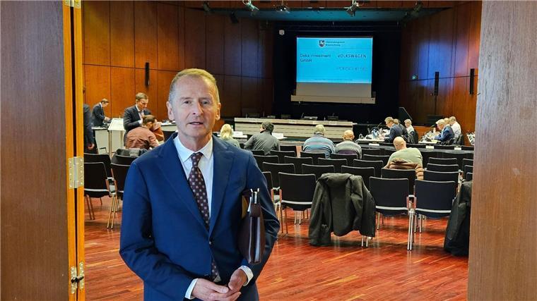 Zeuge Diess: War sicher, dass das in guten Händen ist Der frühere Volkswagenchef Herbert Diess steht vor einem Saal in der Braunschweiger Stadthalle.