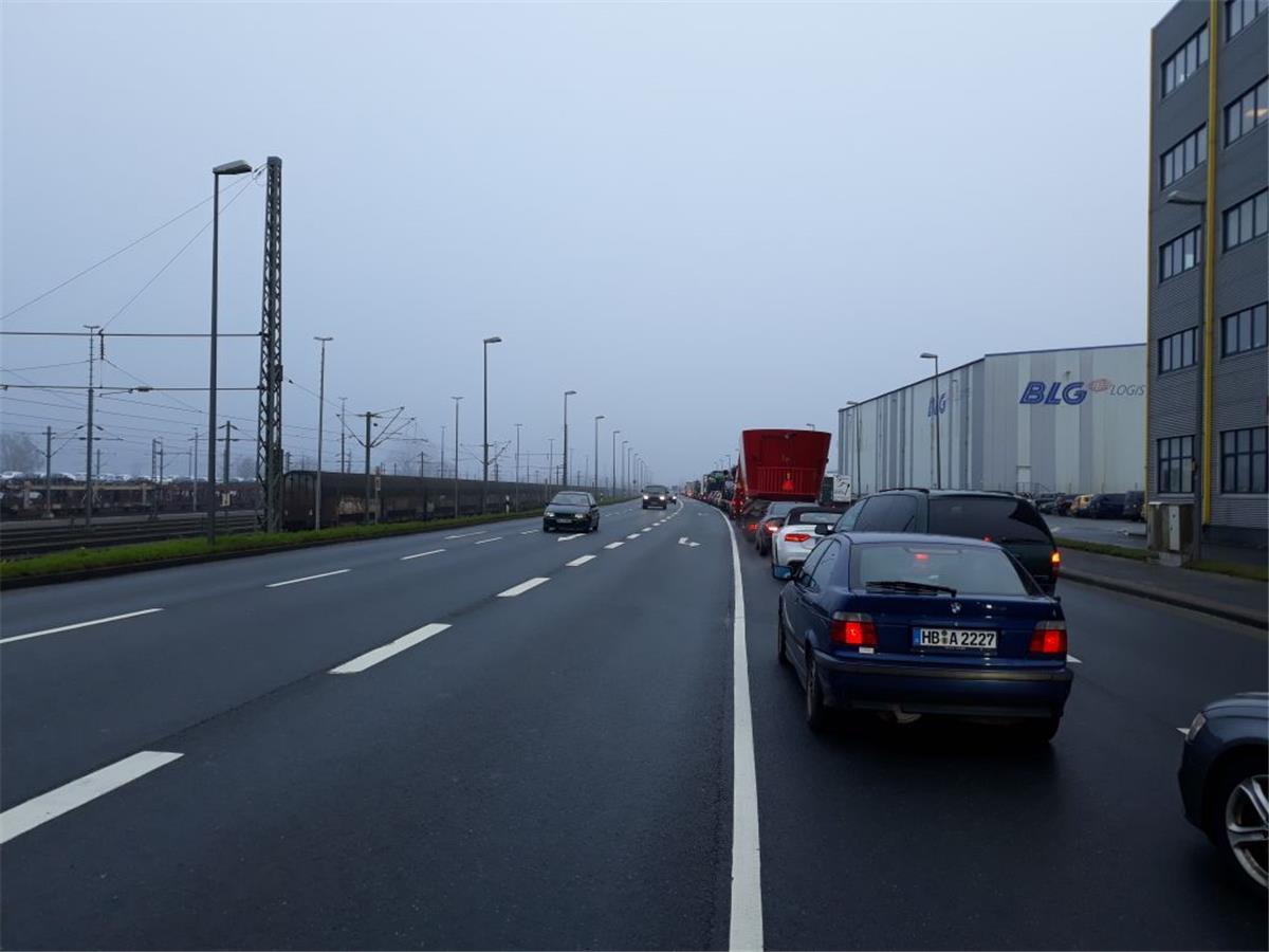 Der frustrierte Blick des staugeplagten Hafenarbeiters in Bremerhaven: Auf der Senator-Borttscheller-Straße geht zeitweilig nichts mehr.