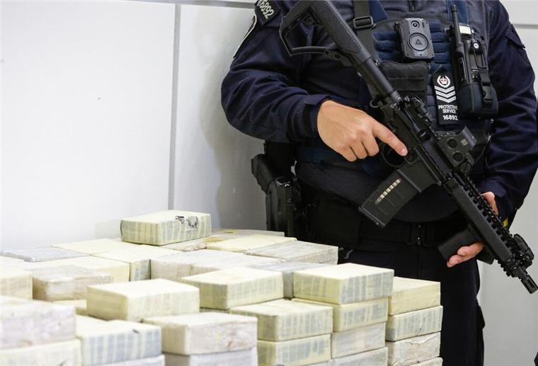 Drogen mit Lavendelduft: Zollfahnder stellen 450 Kilo Heroin sicher Das vonder der Polizei in Brisbane beschlagnahmtes Heroin. Foto: Russell Freeman/AAP/dpa
