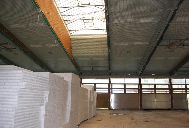 Großsporthalle Rodenkirchen: So läuft die Sanierung Der Fußboden ist raus, Dämmmaterial liegt dort zur Weiterverarbeitung. Die alten Lichtkuppeln im Hallendach werden durch neue ersetzt.